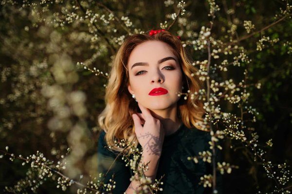 Quelle est la meilleure manière de porter des boucles d'oreilles asymétriques avec une coiffure sophistiquée?